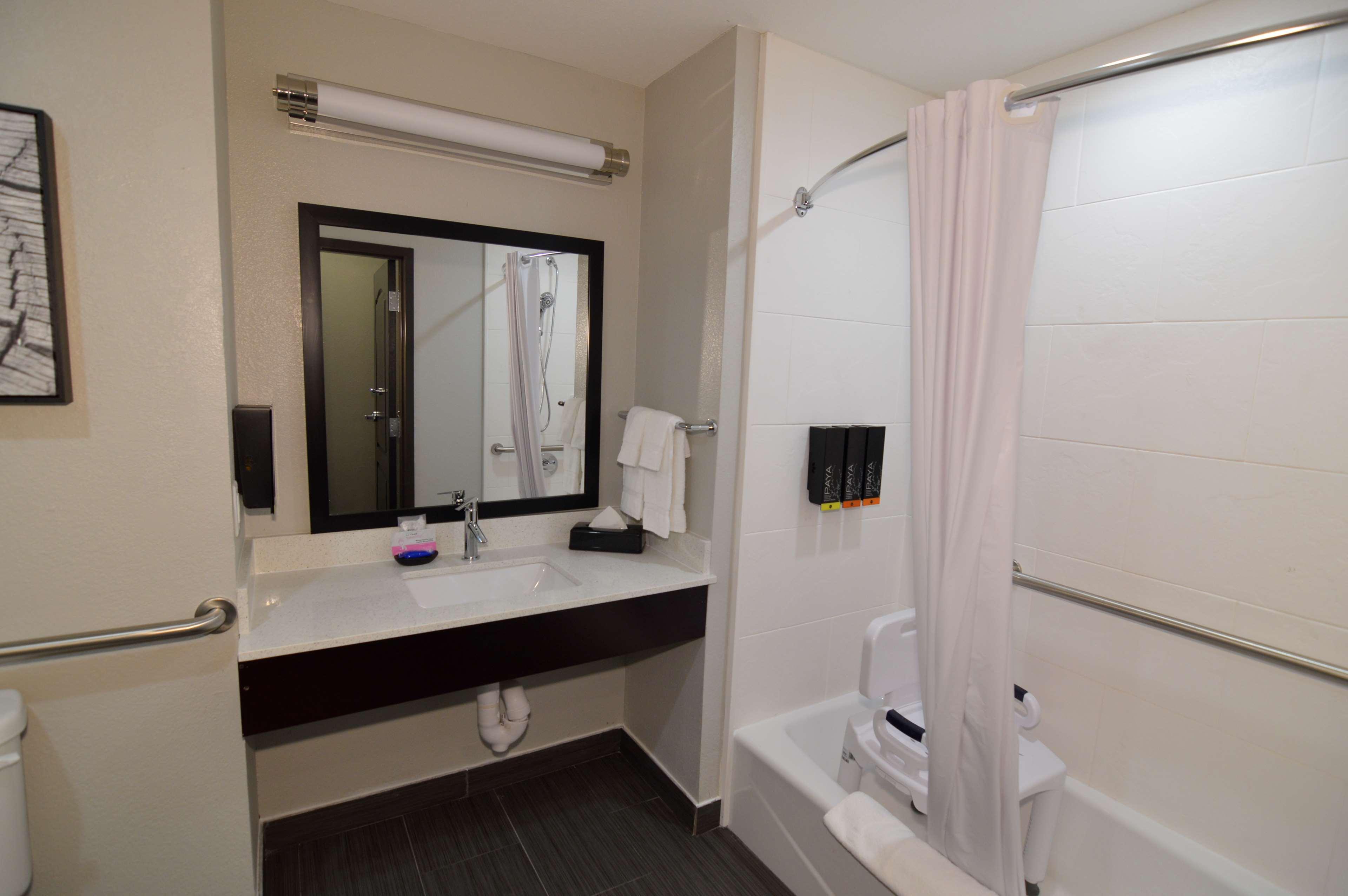 Best Western Plus Bay City Inn & Suites Экстерьер фото