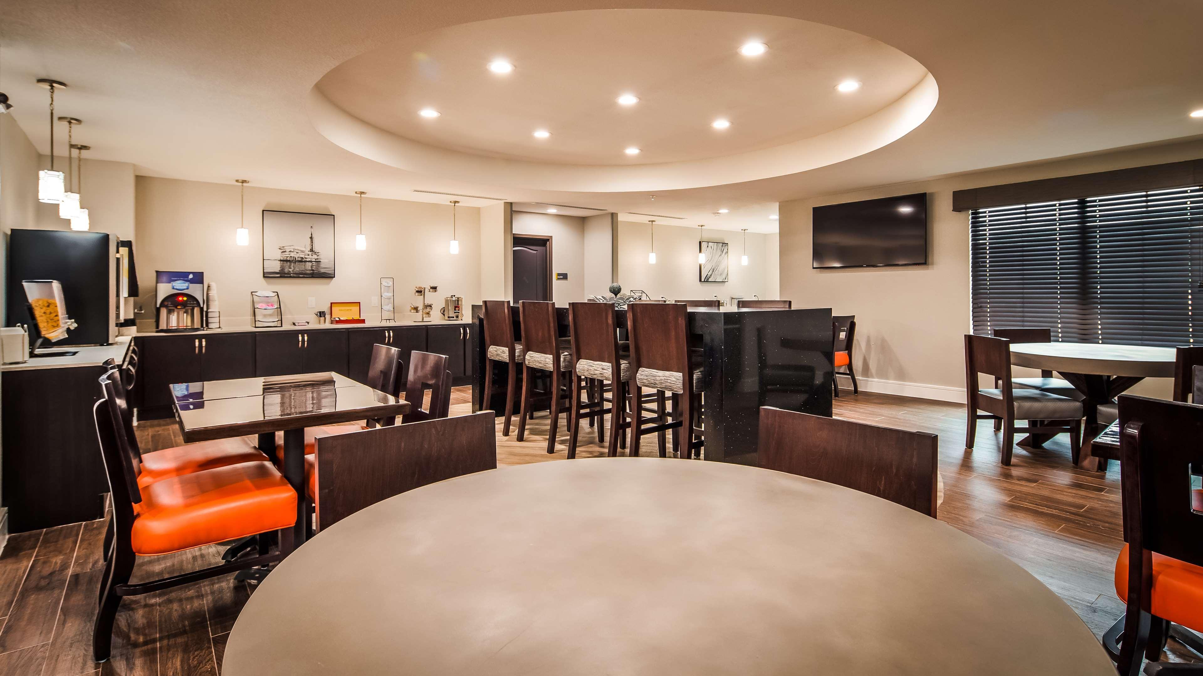 Best Western Plus Bay City Inn & Suites Экстерьер фото