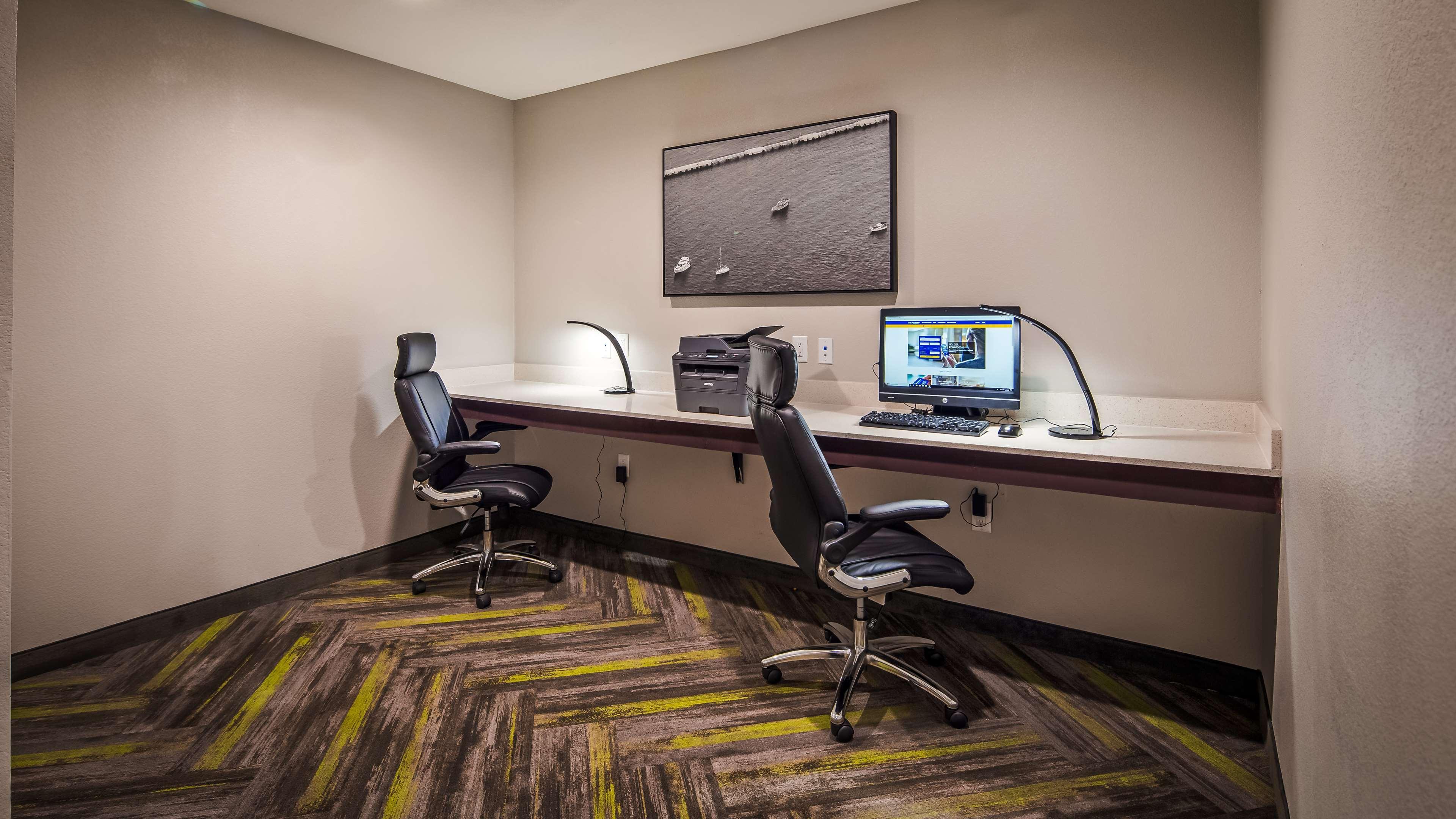 Best Western Plus Bay City Inn & Suites Экстерьер фото